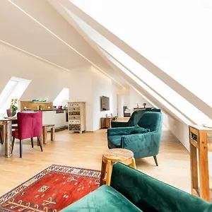 Apartment Grosse Dachgeschosswohnung Im Herzen Von, Graz
